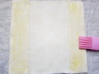 step2: 大約找出中線，把兩邊往中心線的一半處對折，刷上一層融化的黃油（黃油可放入微波爐高熱叮15秒即可，不刷也可以）再撒一層砂糖。