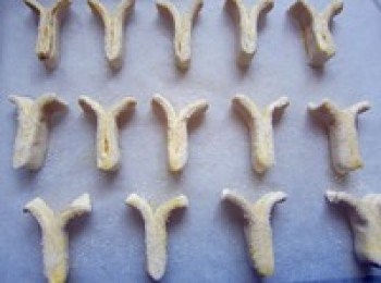 step6: 把頂端微微向兩邊分開呈蝴蝶翅膀狀。