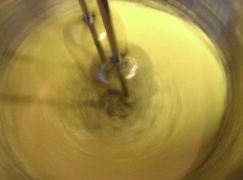 step3: 取另一個攪拌盆，倒入蛋黃、細砂糖以電動攪拌機攪拌至顏色變白