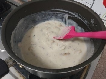 step3: 醃魚期間準備蘑菇芡汁， 將蘑菇湯放在易潔煲內， 加入蘑菇片和水分， 煮成濃稠芡汁備用（輕則濃度請自行調較， 悉隨尊便）