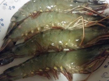 step1: 做法:先將大蝦煎7成熟備用,
         開新鑊用牛油爆香蒜頭加鹽後,
         蝦回鑊索下牛油蒜頭味後分一半,
         一半蝦加碎芝士用焗爐焗溶
         芝士即成,
         另一半大蝦做法,將乾蔥起鑊落
          XO醬
         爆香後蝦回鑊落美極即成。