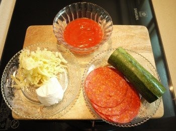 step1: 先將所需材料準備好,櫛瓜切薄片備用