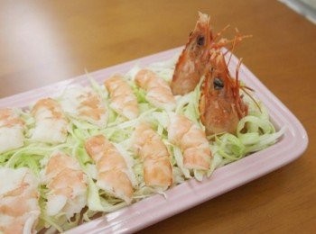 step5: 把蝦頭擺上~~蝦肉也整齊的鋪上^^