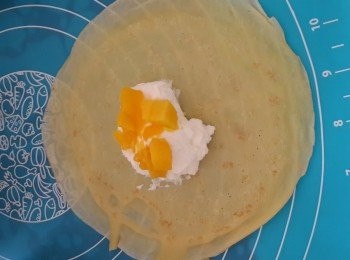 step14: 將餅皮靚的一面向下，加入適量奶油同芒果粒，兩面對折再將另兩面對折成形即可