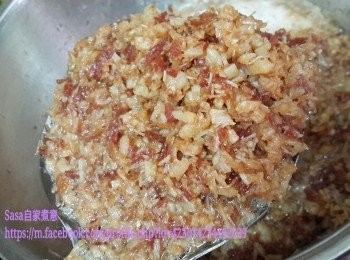 step8: 中火爆至金黄色，盛起，可留原油在鑊中