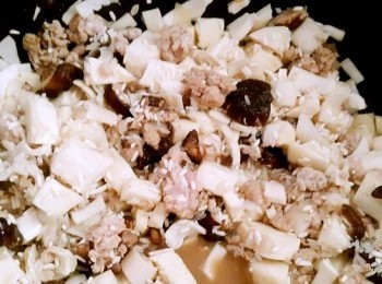 step4: 筍丁與白米一起加入步驟3續炒~倒入1.5杯的水及醬油 將鍋中所有<span class="group_1">食材</span>倒入電子鍋中按煮飯~煮好後燜10分鐘後即可打開食用喔