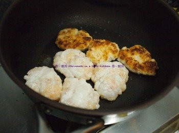 step2: 熱平底鑊2湯匙油, 中慢火把蝦餅的兩面煎至金黃色,
完成