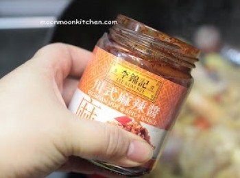 step3: 5.下甜麵醬及川式麻辣醬兜勻，加入洋葱及其餘<span class="group_3">調味料</span>，蓋上蓋中大火煮約8分鐘