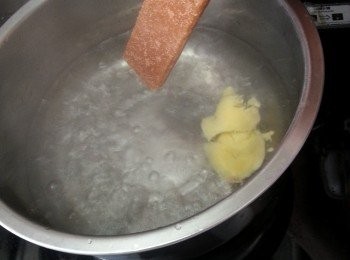 step13: 將水煮滾後,加入薑塊和片糖煮溶,試甜味!(片糖份量多少是因個人喜愛甜度而定)