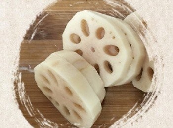 step2: 蓮藕切片後泡醋水以免變色。