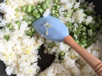 step3: 然後加入豆角粒炒一分鐘