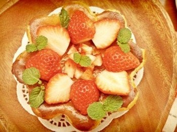 step7: 很適合跟情人分享的起士蛋糕~加了新鮮草莓變得很高貴很甜蜜!!!