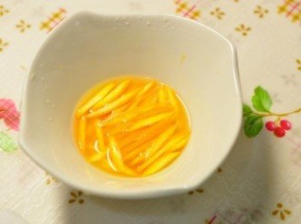 step6: 另外準備1顆柳丁取部分的柳丁皮將皮切成細長條狀，並把柳丁汁擠入，再備鍋放入少許砂糖加熱後，倒入橙汁均勻拌攪 PS:澄汁再加熱時，記得橘皮只要稍炒一下就撈起來，因為過久會變苦!
