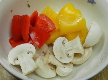 step4: 紅黃椒切塊，蘑菇對切，灑上黑胡椒，等馬鈴薯烤20分後，放入烤箱烤10分鐘，然後加入奶油拌勻