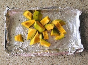 step1: 預熱焗爐至180度，焗盤舖上錫紙，抺油，舖上南瓜塊、蒜粒（先不要去皮），哂上黑椒和鹽，用180度焗20分鐘。