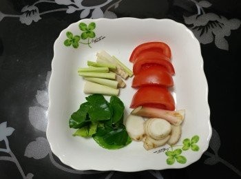 step1: 準備：
-雞腿肉用1/2茶匙幼鹽醃20分鐘
-香茅切去頂部，略拍再切成段
-南薑洗淨切片
-檸檬葉輕揉切片