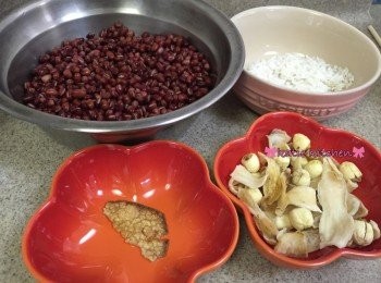 step1: 紅豆先用水浸泡4-5小時或過夜備用, 再瀝乾水份準備, 陳皮浸軟, 刮去白色囊部份, 蓮子去芯與百合浸水至軟身約半小時後瀝乾備用, 白米洗淨備用
