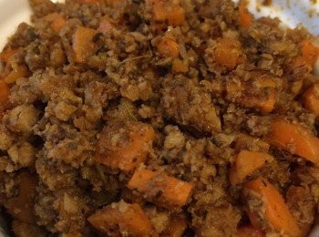 step4: 加入馬來咖哩醬、咖哩粉及糖大火炒匀。盛起備用。