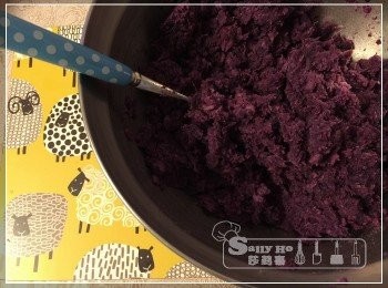 step3: 2) 分成8份，每份25g, 可包入半個咸蛋王