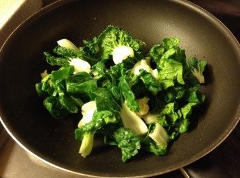 step4: 下油大火炒白菜仔, 後加蒜蓉炒勻