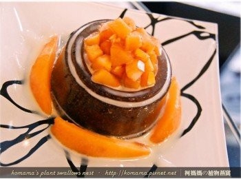 step4: 最後淋上些許的煉乳來增味，一口吃下，多層次的風味，爽口又營養。