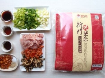 step1: 準備<span class="group_1">食材</span>。將乾香菇及蝦米稍微清洗後,分別用冷水浸泡15-20分鐘後再瀝乾(香菇水可留下當高湯使用),將香菇及豬肉都切成條狀,青蔥及芹菜,蔥花都切碎。