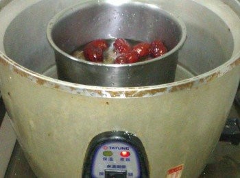 step4: 再以外鍋量杯8分滿水倒進咱家已經使用15年的大同電鍋中蒸煮