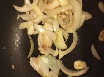 step2: 雞蛋先炒成7成滑蛋備用。
熱鍋落一湯匙的油，炒香蒜頭香洋蔥。見到開始微微焦黃後，可以加入臘味炒香。