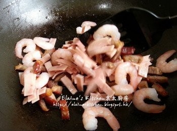 step6: 燒紅鑊 , 將叉燒放入鑊中爆香後加入火腿及蝦仁拌勻 , 加入少許鹽調味炒香