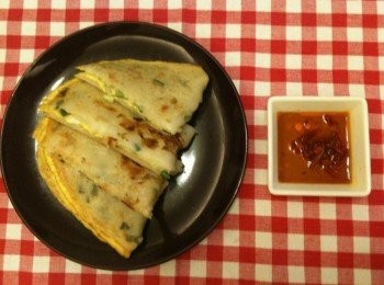 step9: 蛋餅沾辣椒醬油（將辣椒放入醬油裡）最對味，這是蘋果姊姊的家人們最愛的吃法。