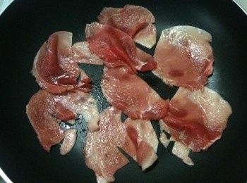 step2: 取出平底鍋，滴入少許苦茶油，開小火，放上豬五花火鍋肉片，以中火慢煎。