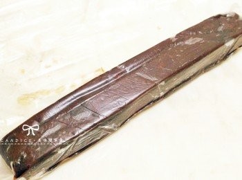 step7: 放到乾淨塑膠袋，調整形狀長條圓形、長條方形皆可。放置冷凍庫冰30分鐘，待麵糰變硬。