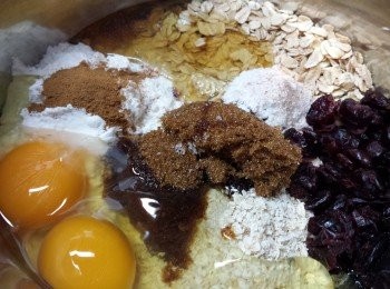 step3: 加入肉桂粉、鹽、 黑糖、蜜糖、紅莓乾和蛋。