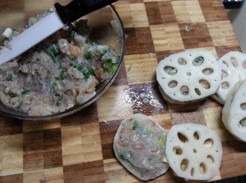 step3: 將<span class="group_2">餡料</span>釀入一塊蓮藕中間,再將另一塊蓮藕夾實<span class="group_2">餡料</span>