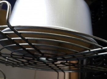 step15: 將烤好的蛋糕拿出，再10cm的高处向下噔3下，馬上將模倒扣放在架上