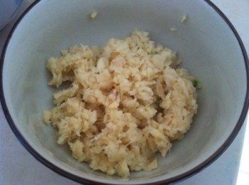 step2: 將剁好的薑蓉放入碗中，加入少許鹽巴。
