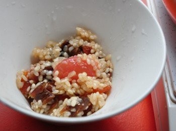 step7: 準備一個造型盤，先挑出部份的龍眼乾、大紅豆和桔餅在底層