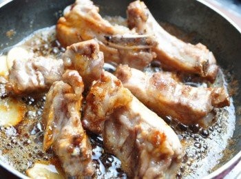 step2: 將子排放入中小火慢慢煸，淋入米酒