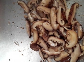 step2: 毛豆燙熟備用~起油鍋先爆香香菇