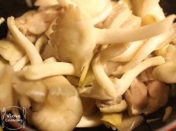 step5: 加入洗乾淨及瀝乾水的秀珍菇炒至軟身