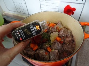 step7: 灑進混合香草及歐芹碎