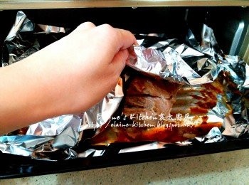 step7: 20分鐘除去錫紙 , 將梅頭肉反轉 , 再入焗爐繼續用200C上下火焗20分鐘