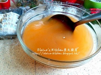 step11: 將煲左30分鐘的蝦上湯隔去蝦頭蝦殼 , 加少許鹽及胡椒粉拌勻調味