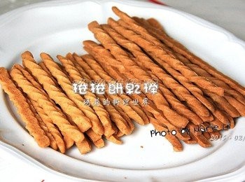 step13: 再來要做以前也曾做過的《捲捲餅乾棒》
這樣的餅乾無論是何種口味的麵糰來做
同樣都很受孩子的喜愛
就連大人都會忍不住一根接著一根
喀吱喀吱地嘴巴停不了~

大家一定會很好奇
五分之二的麵糰做了《雙色耳朵餅》
五分之三的麵糰做了《小熊與餐具餅乾》
那麼，《捲捲餅乾棒》從哪裡來呢？