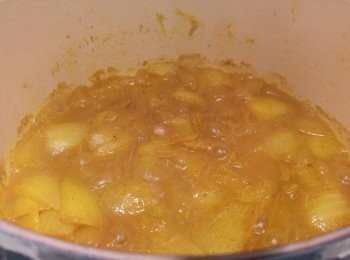 step6: 洋蔥已軟化後加上3湯匙花奶。