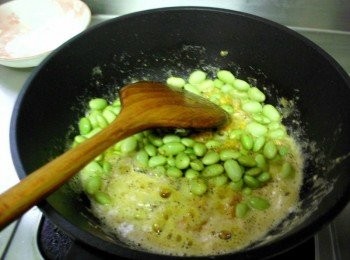 step3: 起泡後馬上下毛豆粒、麵，