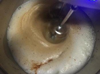 step7: 接著打發蛋白，先低速打到起泡後擠入檸檬汁，然後改高速並分3次倒入棕櫚糖。