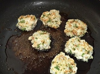 step5: 將平底鍋擦拭乾淨後加入攪拌均勻的<span class="group_2">照燒醬</span>汁以大火煮開後轉至小火，放入煎好的雞肉晶米餅，全部放入後轉大火，煮滾後翻面，續煮1-2分鐘即可起鍋。