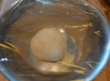 step11: 將麵團放回盆中，蓋上保鮮膜（或用濕布蓋上），靜置鬆弛半小時。
