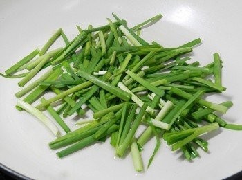 step4: 熱一鍋子，熱後加入一大匙油，然後下韭菜快炒